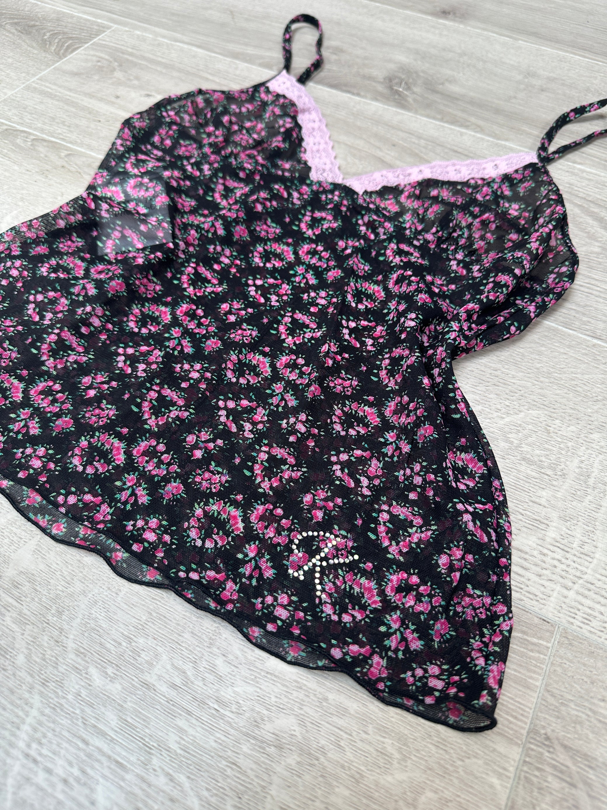 BLACK &amp; PINK MESH FLOWER TOP
