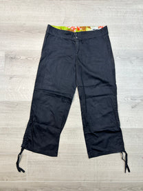 BLACK CARGO CAPRI PANTS