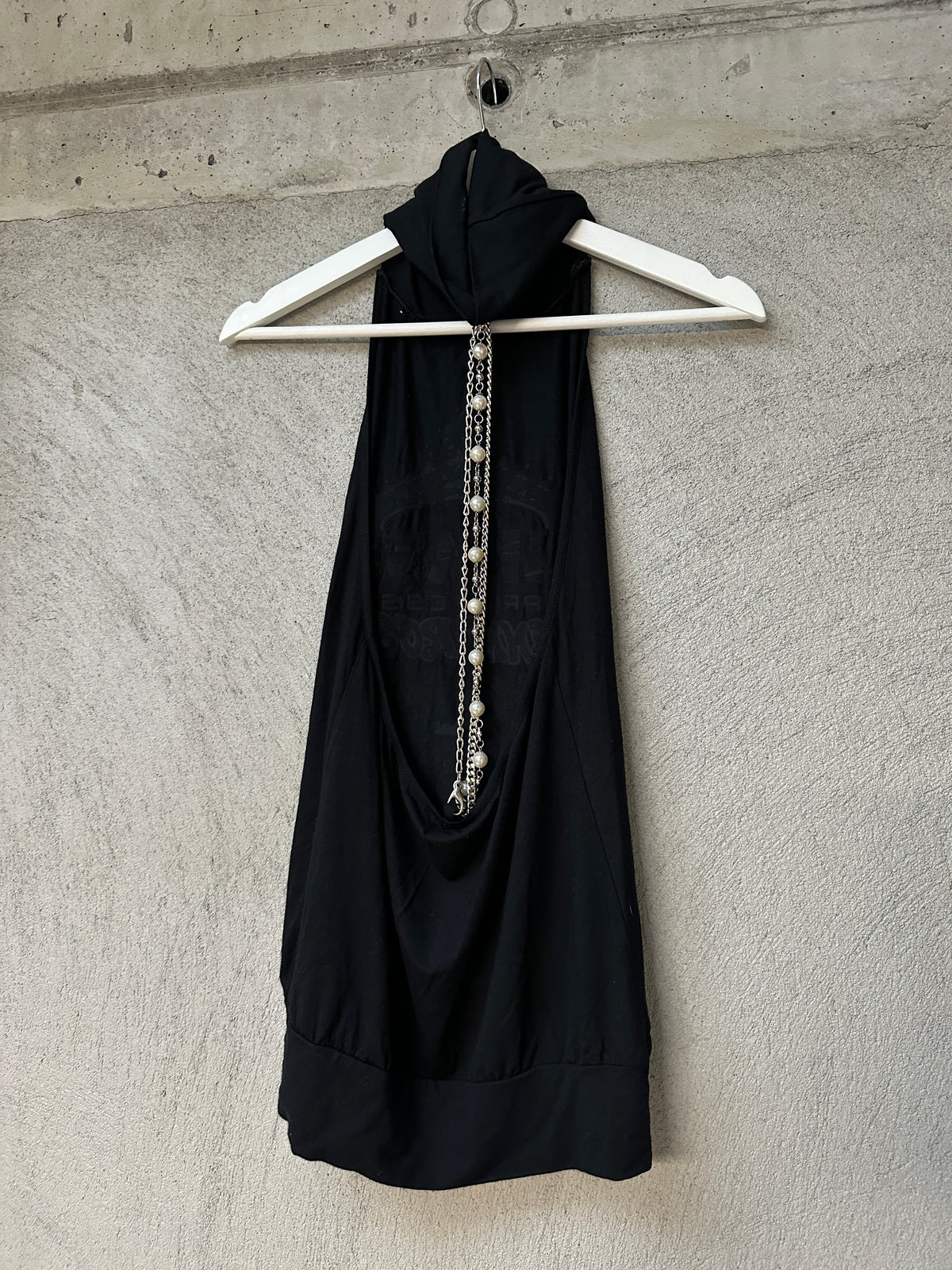 BLACK BACKLESS TOP
