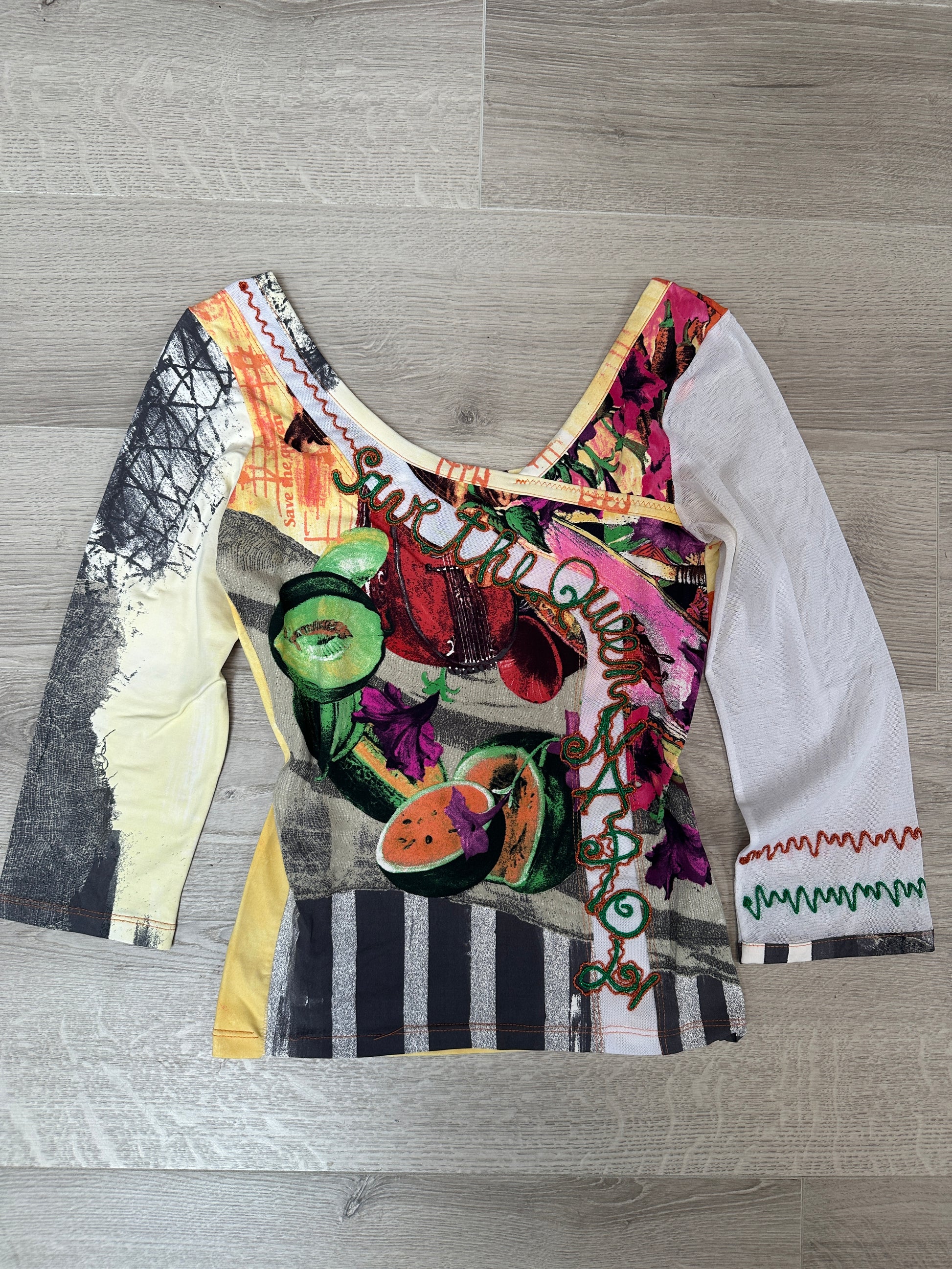 GRAPHIC QUARTE SLEEVE TOP