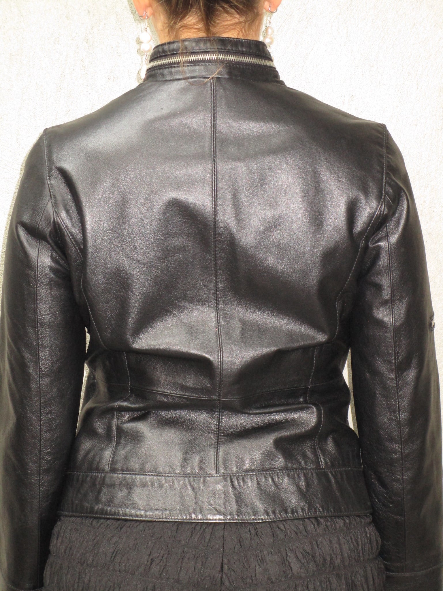 BLACK LEATHER JACKET WITH ZIPPER DETAIL