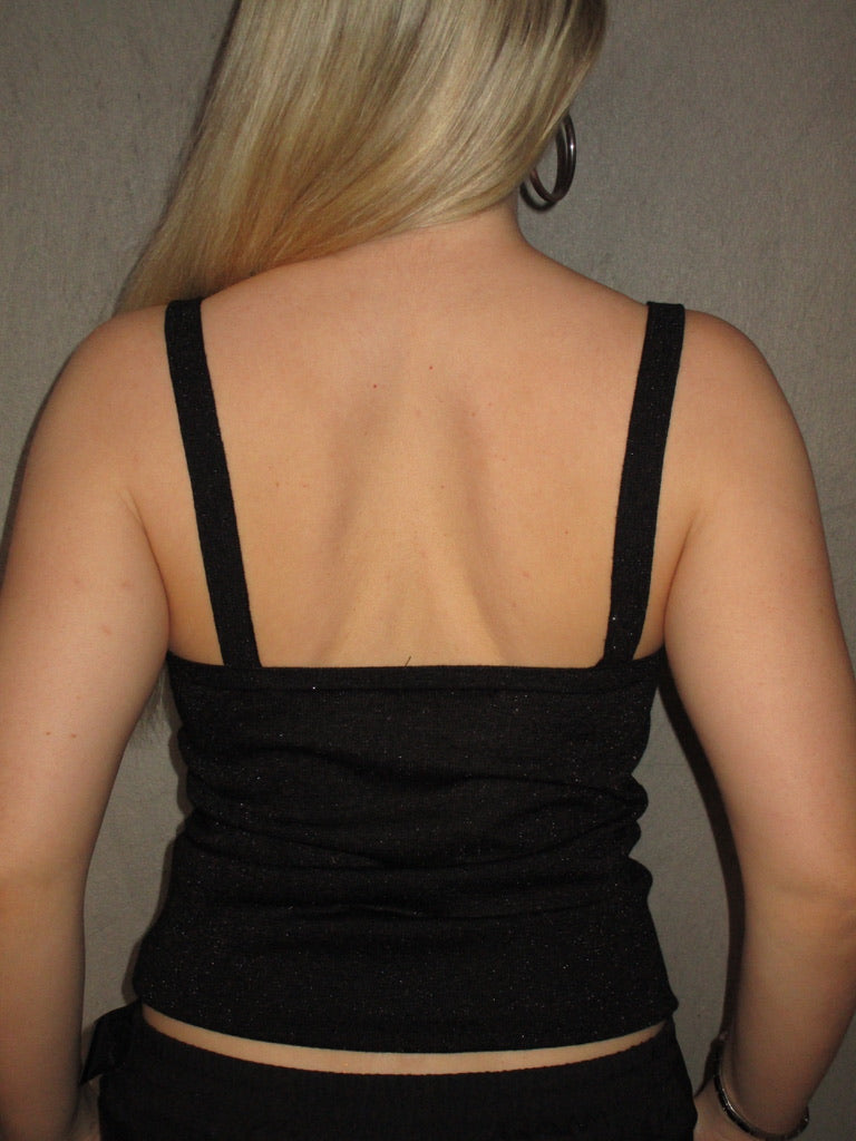 BLACK V-NECK TOP