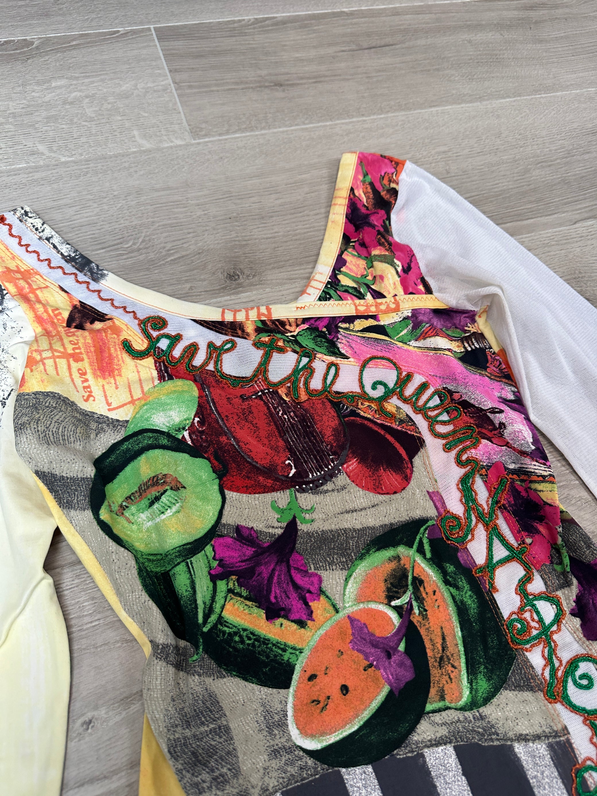 GRAPHIC QUARTE SLEEVE TOP