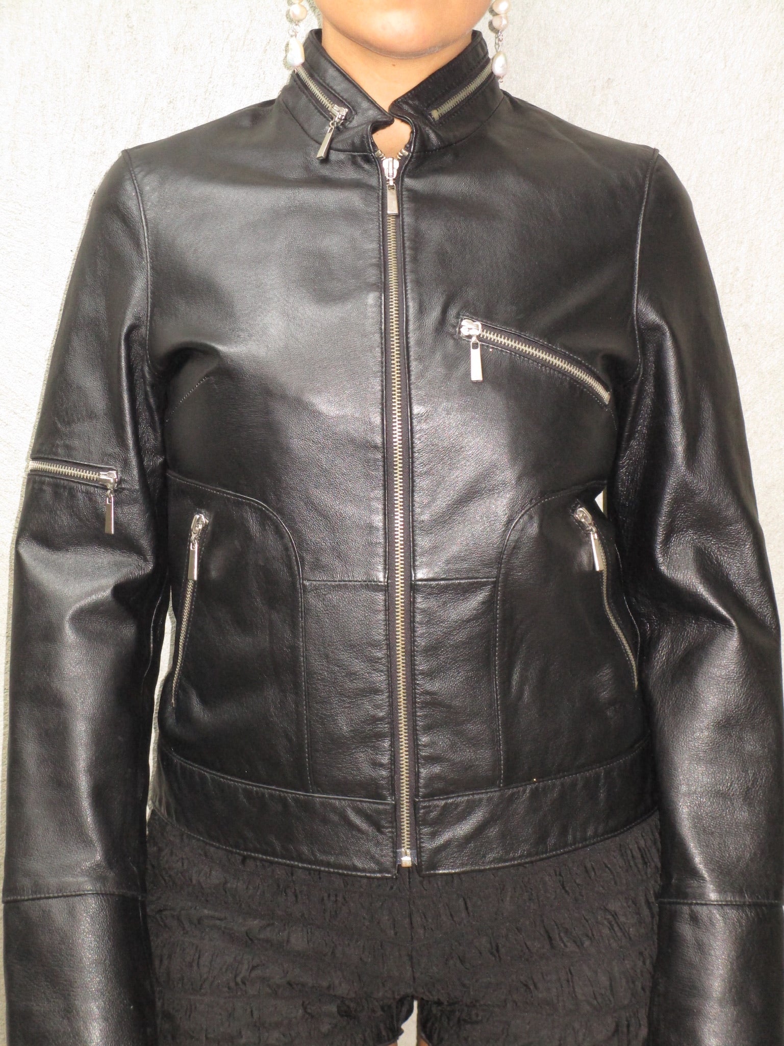 BLACK LEATHER JACKET WITH ZIPPER DETAIL