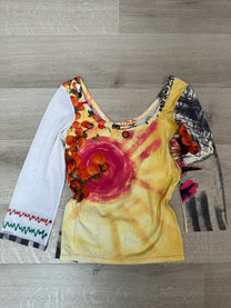GRAPHIC QUARTE SLEEVE TOP
